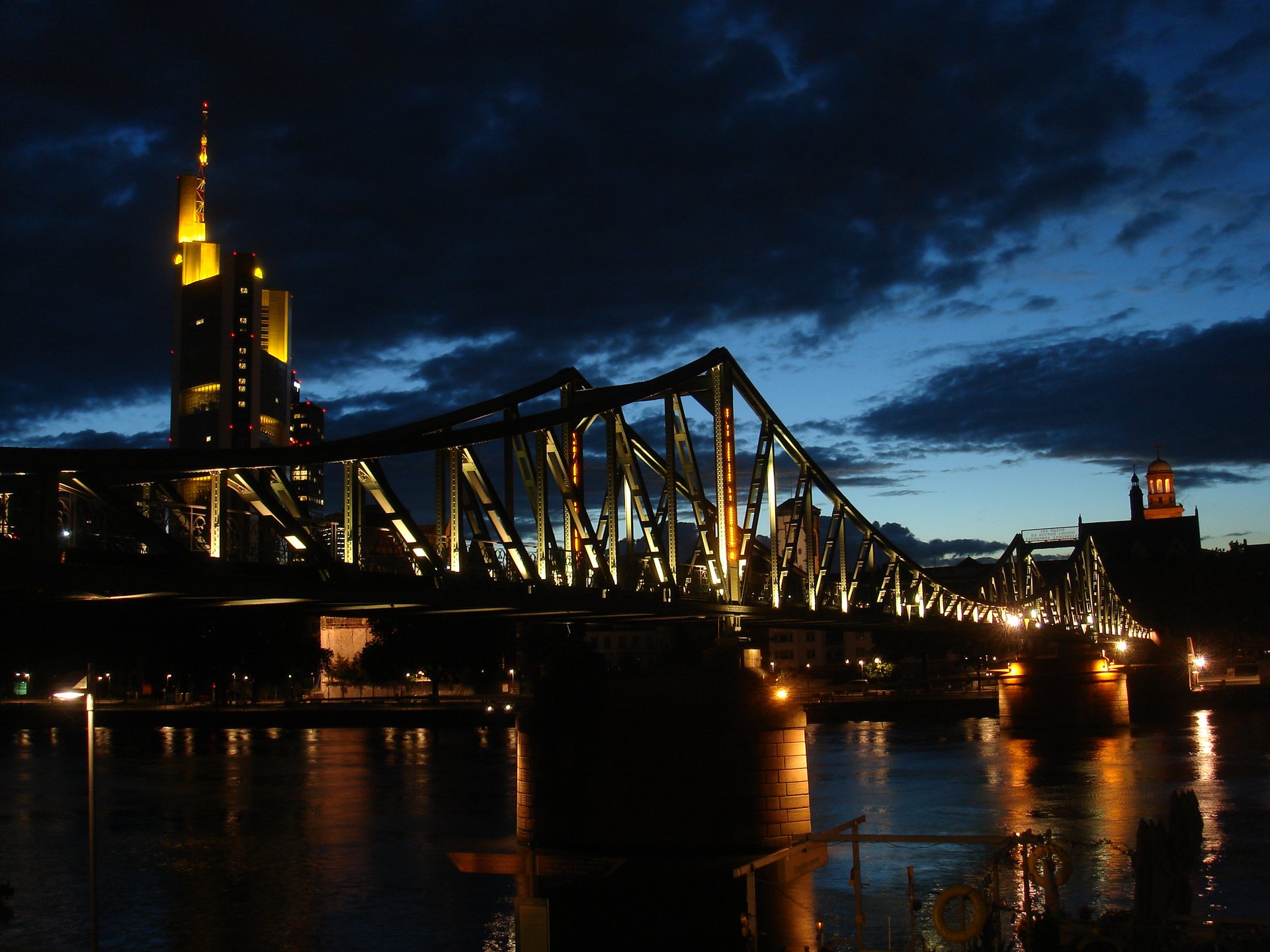 Frankfurt am Main bei Nacht – Eiserner Steg und Skyline
